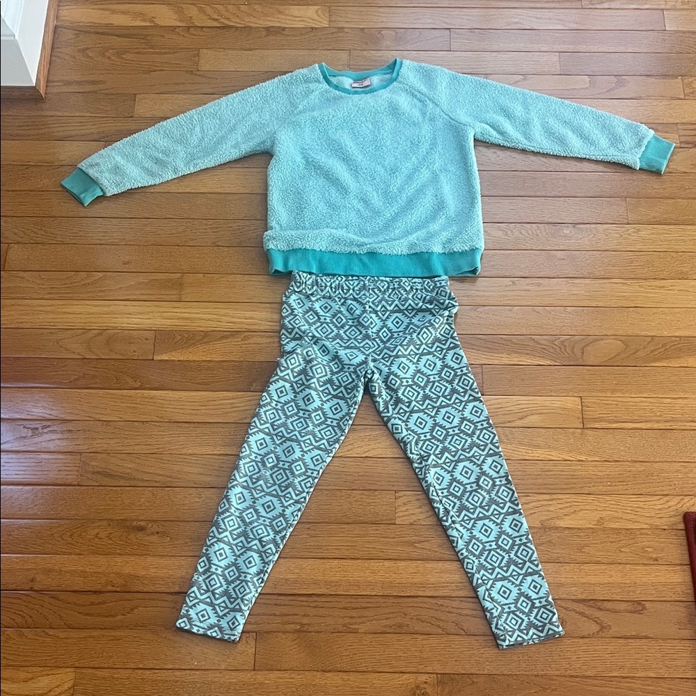 32 Degrees Teal Sherpa Top and Patterned Leggings Set. Size 7/8.